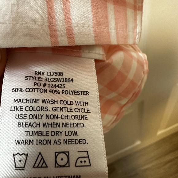 White and Pink plaid Levi’s short sleeve button down shirt - Picture 2 of 6